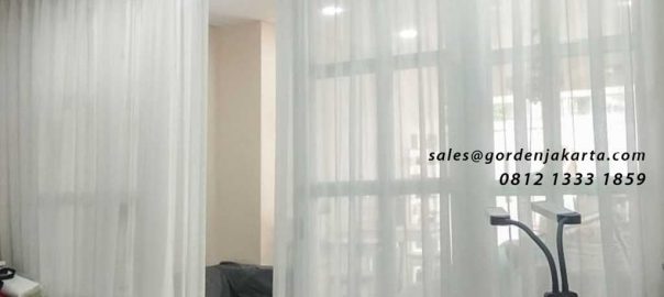 contoh vitrage jendela minimalis putih di apartemen royal mediterania id4547